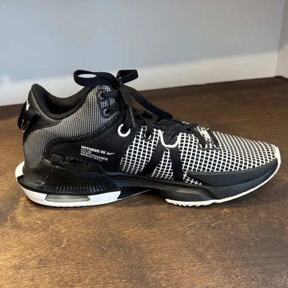 Nike LeBron Basketball Shoes - Picture 5 of 12